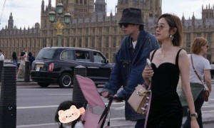 网友伦敦偶遇张若昀唐艺昕夫妇带娃 一家三口其乐融融