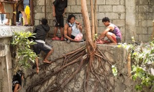 菲律宾“下水道美人鱼”面露诡异微笑，牵出地下“鼹鼠人”社区